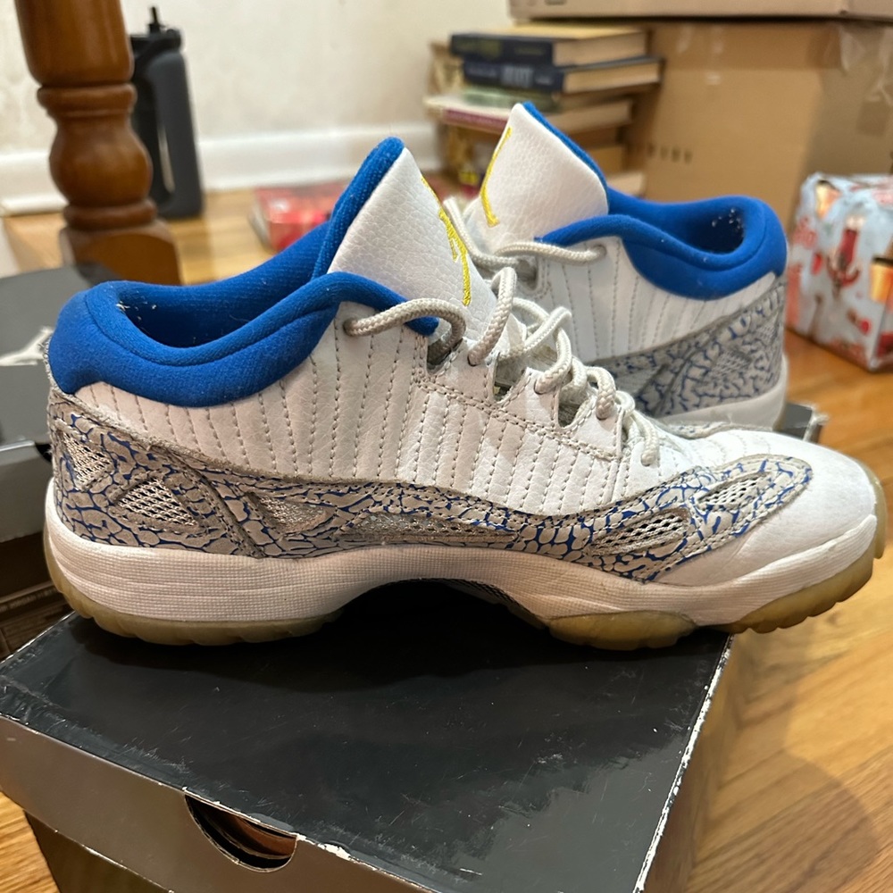 Retro Jordan Low Grade School Sz 7Y Blue and White | ACCEPTING ALL OFFERS